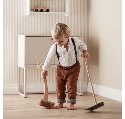 Ξύλινη σκούπα με φαράσι Kids Concept στο Bebe Maison