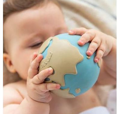 Μασητικό Olie & Carol  από φυσικό καουτσούκ Υδρόγειος  Earthy the World Ball στο Bebe Maison