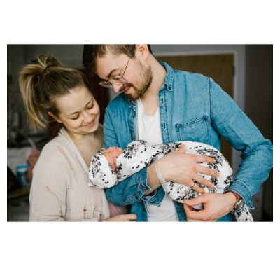 Σετ δώρου για νεογέννητο Lulujo Hello World black floral στο Bebe Maison