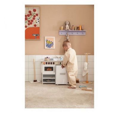 Ξύλινη κουζίνα με πλυντήριο πιάτων Kids Koncept Kid's hub στο Bebe Maison