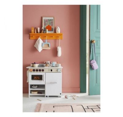 Ξύλινη κουζίνα με πλυντήριο πιάτων Kids Koncept Kid's hub στο Bebe Maison