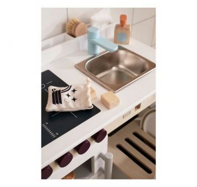 Ξύλινη κουζίνα με πλυντήριο πιάτων Kids Koncept Kid's hub στο Bebe Maison