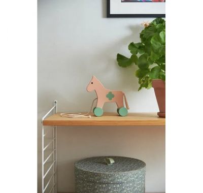 Ξύλινη τρεχαλίτσα αλογάκι Kids Concept Carl Larsson ροζ στο Bebe Maison