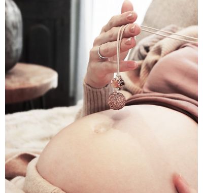 Μενταγιόν εγκυμοσύνης ProudMama Babybell Glitter Crystal στο Bebe Maison