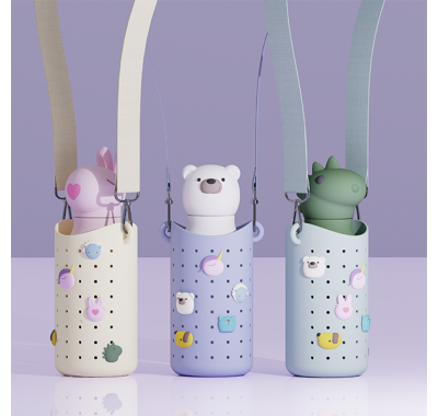 Σιλικονούχος θήκη με ιμάντα & συλλεκτικά Charms Asobu Bestie sling για παγουράκι Smoke στο Bebe Maison