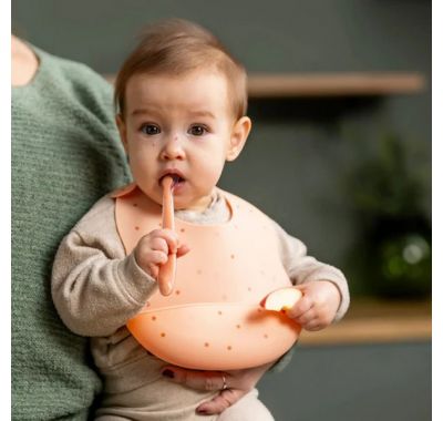 Σαλιάρα σιλικόνης Nattou με τύπωμα Ροδακινί στο Bebe Maison