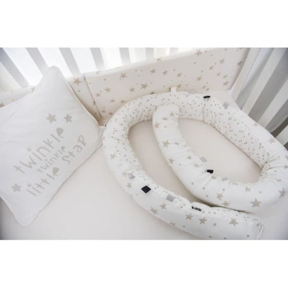 Πολυχρηστικό μαξιλάρι Minene Snuggly Snake Cream Stars στο Bebe Maison