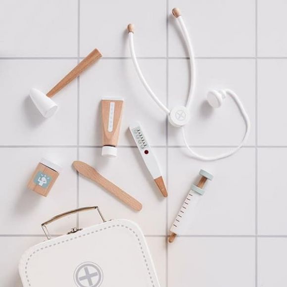 Ξύλινο βαλιτσάκι γιατρού Kids Concept λευκό στο Bebe Maison