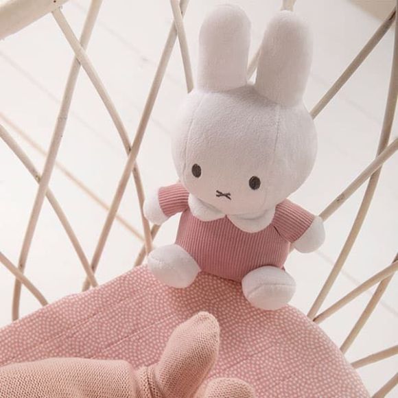 Υφασμάτινο λούτρινο Miffy Pink με εσωτερικό κουδουνάκι 20cm στο Bebe Maison