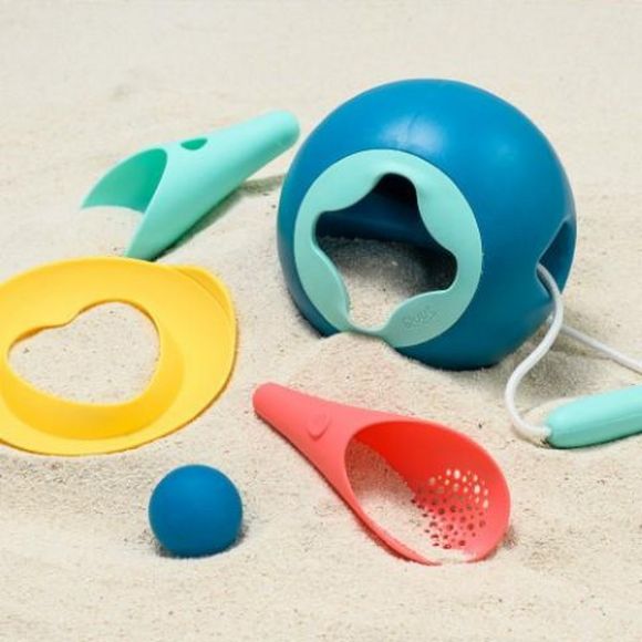 Σετ παιχνιδιού σε τσάντα παραλίας με μικρό κουβαδάκι, φτυάρι-σίτα και "μαγικό σχήμα" Quut στο Bebe Maison
