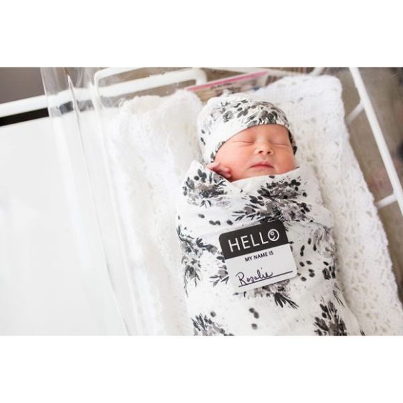 Σετ δώρου για νεογέννητο Lulujo Hello World black floral στο Bebe Maison