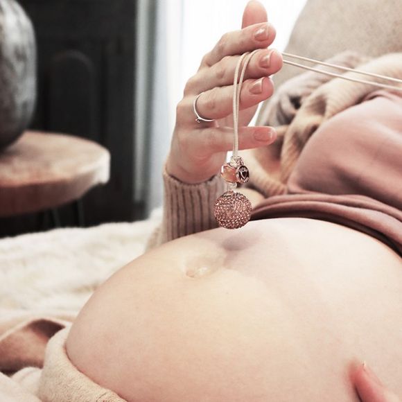 Μενταγιόν εγκυμοσύνης ProudMama Babybell Glitter Rose Gold στο Bebe Maison