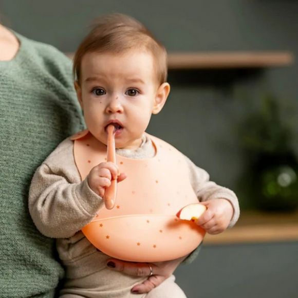 Σαλιάρα σιλικόνης Nattou με τύπωμα Ροδακινί στο Bebe Maison