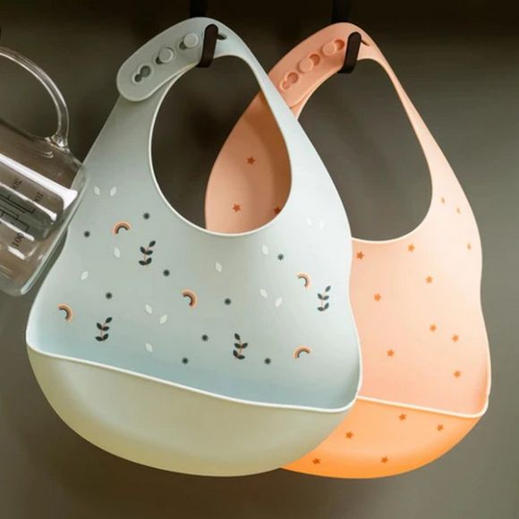 Σαλιάρα σιλικόνης Nattou με τύπωμα Ροδακινί στο Bebe Maison